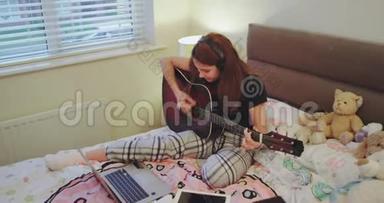 微笑的大小姐快乐地享受着放学后在卧室里弹吉他的时光